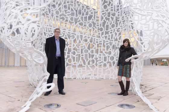 Hugh Forrest y Molly Barton, dentro de la escultura 'El alma del Ebro', de Jaume Plensa, en Zaragoza. / DAVID ASENSIO